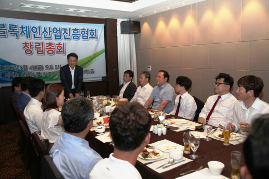 한국블록체인산업진흥협회는 4일 서울 대치동에서 창립총회를 열고 협회 출범을 공식 발표했다. 김형주 이사장이 인사말을 하는 모습.  한국블록체인산업진흥협회 제공